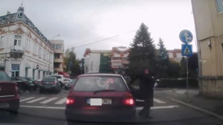 VIDEO | Un şofer era să-şi calce cu maşina propria iubită. Imagini tragicomice