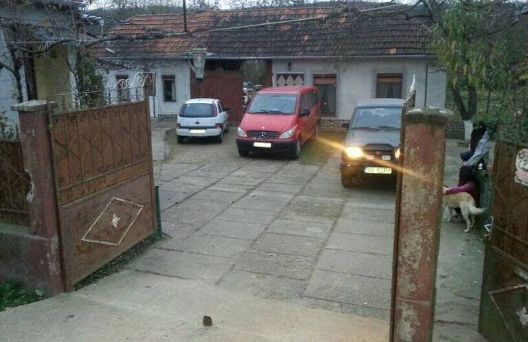 O fotografie face vâlvă în comuna arădeană Hășmaș! A fotografiat mașinile și nu a văzut fantoma
