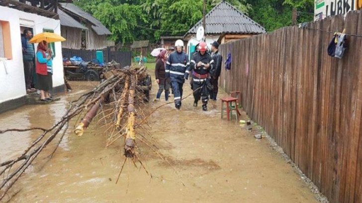 COD ROŞU de inundaţii. 71 de localităţi din 15 judeţe, sub ape. Drumuri blocate