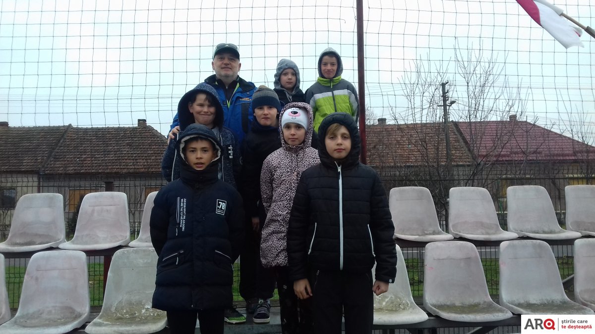 O grupă de mici rugbyști a înfruntat frigul pentru a urmări pe viu un meci de seniori