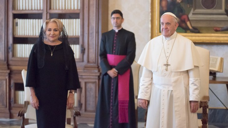 Gafă a premierului. Vaticanul infirmă anunţul lui Dăncilă despre vizita Papei Francisc în România