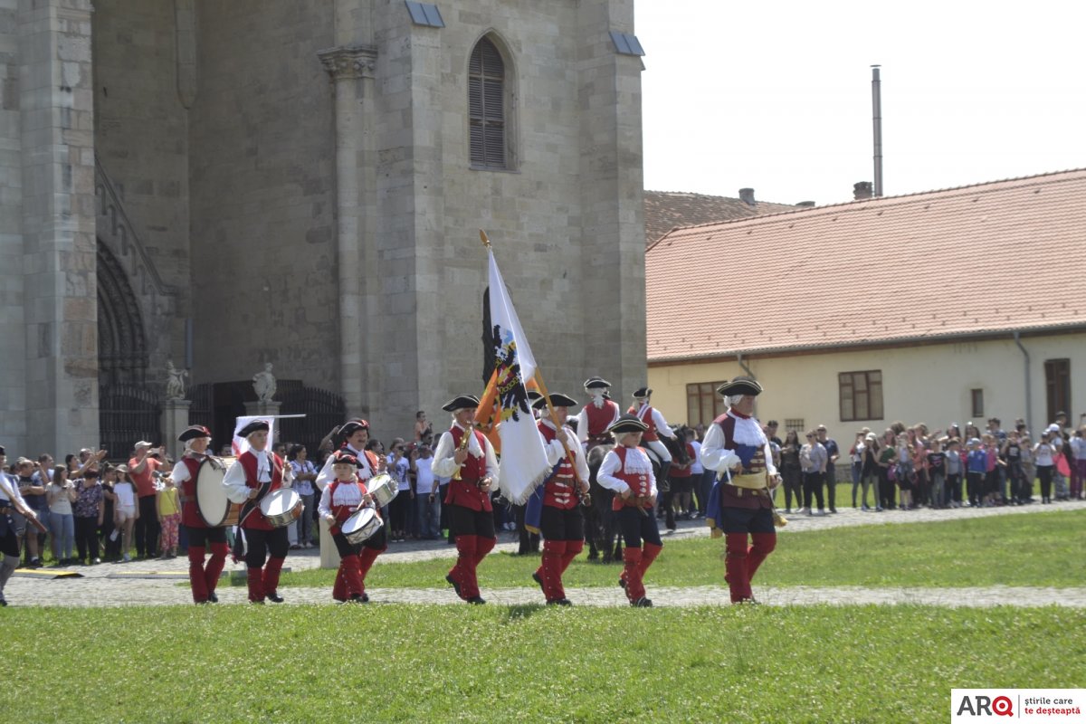 Schimbarea gărzii în cetatea Alba-Iulia  cu salvă de tun (foto-video)