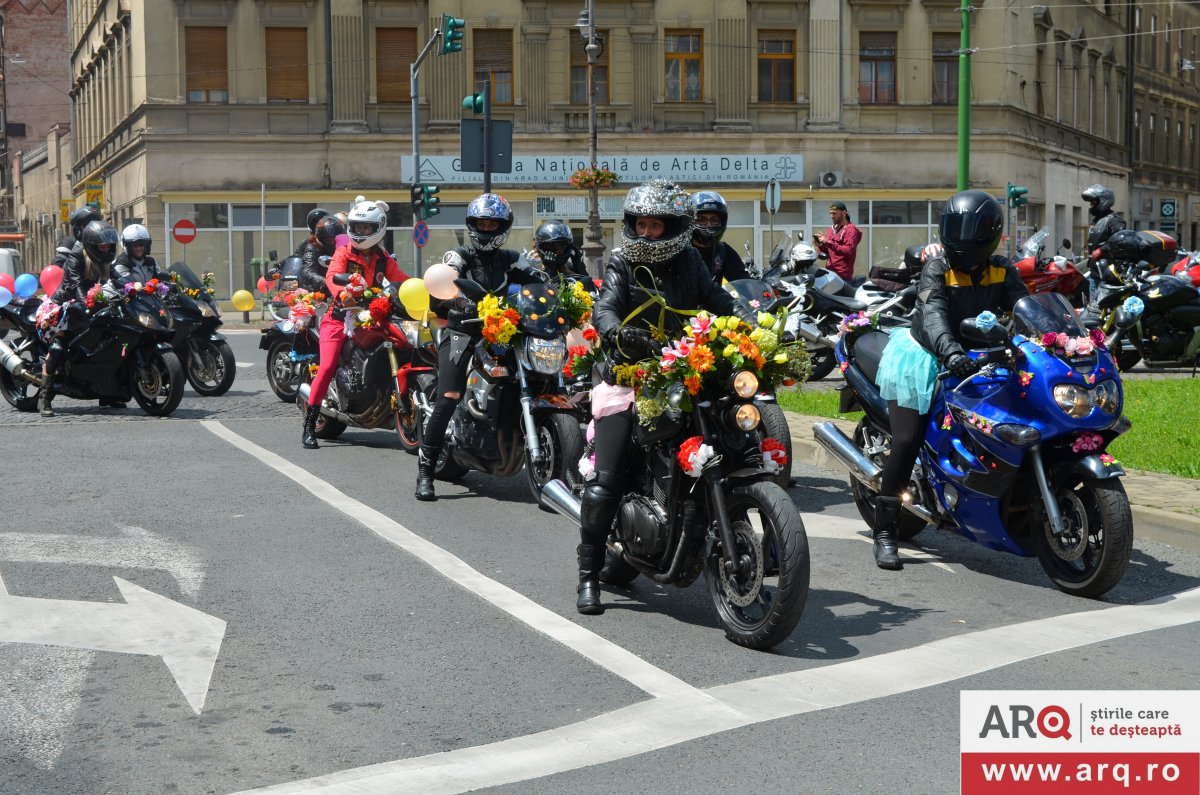 Flori, fete și motociclete pe bulevardele Aradului (FOTO)