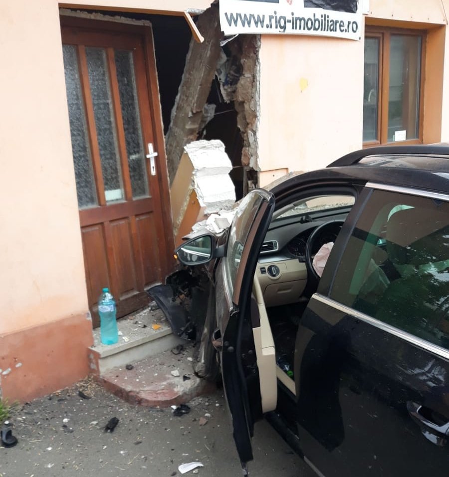 Accident cu două autoturisme pe str. Andrei Șaguna (FOTO/VIDEO)