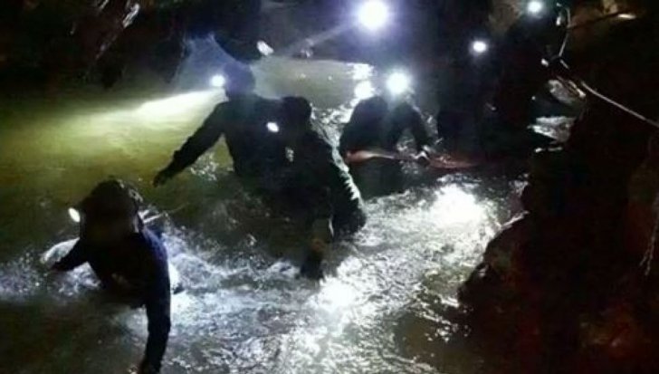 Salvare dramatică din peștera scufundată: 4 copii au fost scoși. Operațiunea a fost suspendată