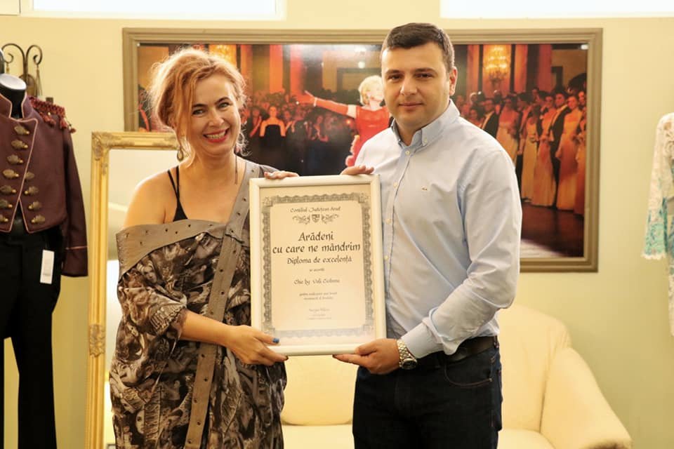 Designerul Vali Cioban a primit diploma „Arădeni cu care ne mândrim”
