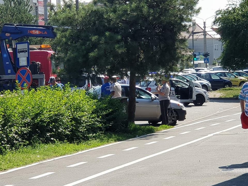 Polițist local călcat pe picior cu mașina, de un șofer recalcitrant
