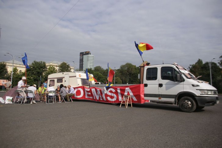 Protest 10 august. Primii manifestanți sunt în Piața Victoriei. Mii de români vin de peste graniță