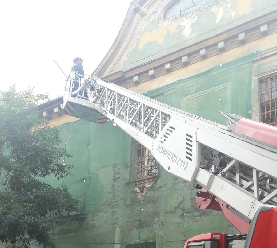 Pompierii au intervenit pe acoperișul Spitalului de Psihiatrie