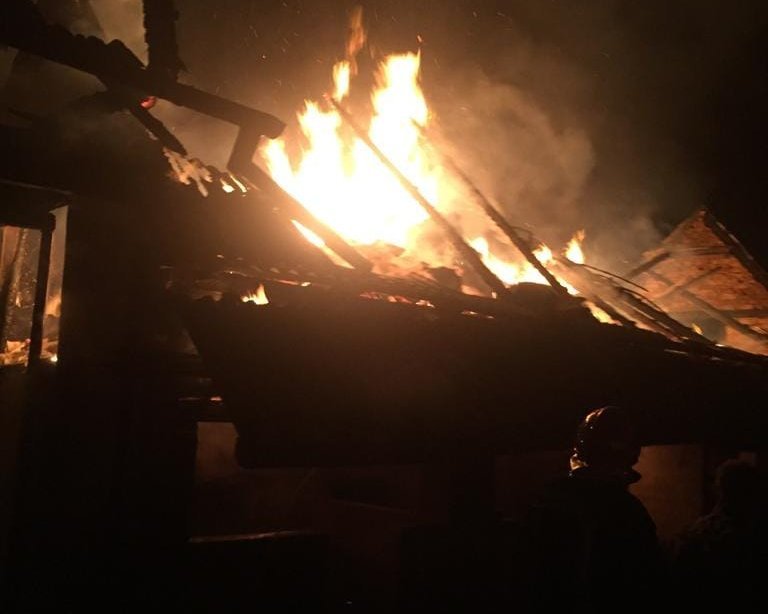 O casă și anexele ei au ars complet la Sântana 