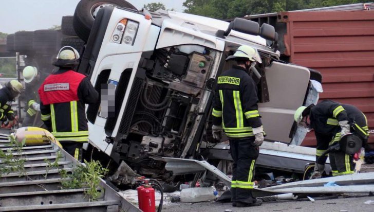 Microbuz cu 12 români răsturnat în Germania. 10 persoane au fost rănite