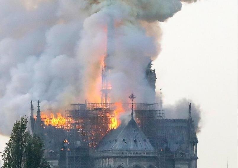Inima Franței, mistuită de flăcări: un incendiu devastator a izbucnit, luni seara, la Catedrala Notre-Dame din Paris
