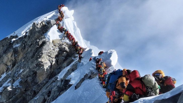 Doi alpiniști au murit într-o aglomerație de nedescris pe Everest