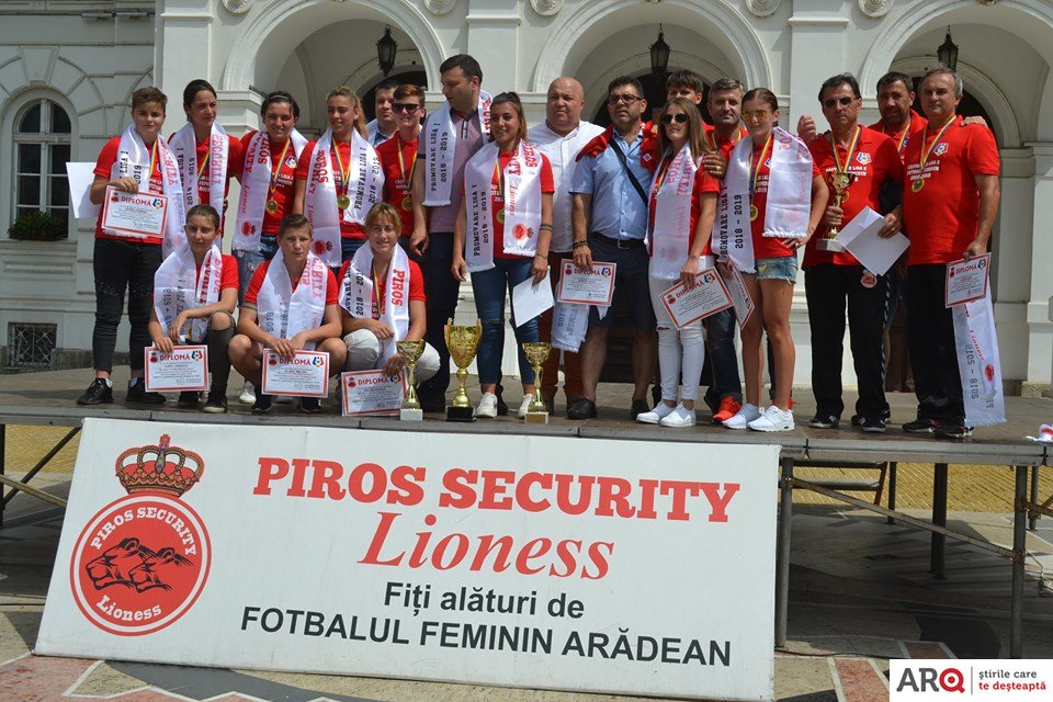 ” Leoaicele„ de la Piros Security au fost premiate cu mare fast, astăzi,  în fața Primăriei Arad cu ocazia promovării în prima ligă românească de fotbal feminin