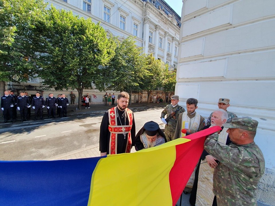 Ziua Drapelului Național: ceremonie religioasă și militară și un nou drapel înălțat pe catarg