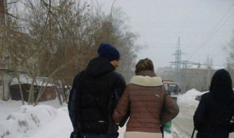 Imaginea iernii din România! Cum a iesit piţipoanca asta afară, pe zăpadă. Se ducea la liceu îmbrăcată aşa, iar acum toţi râd de ea pe net!
