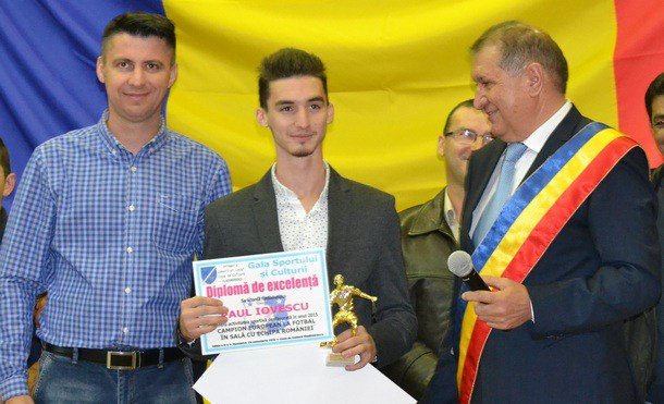 Performerii sportivi din Vladimirescu, premiaţi şi în acest an de oficialităţile locale