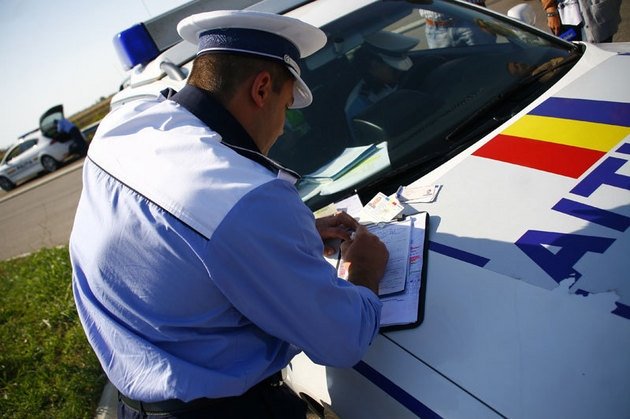 O MANEVRĂ pe care o fac toţi şoferii din România, declarată ILEGALĂ. Anunţul făcut de Poliţia Rutieră