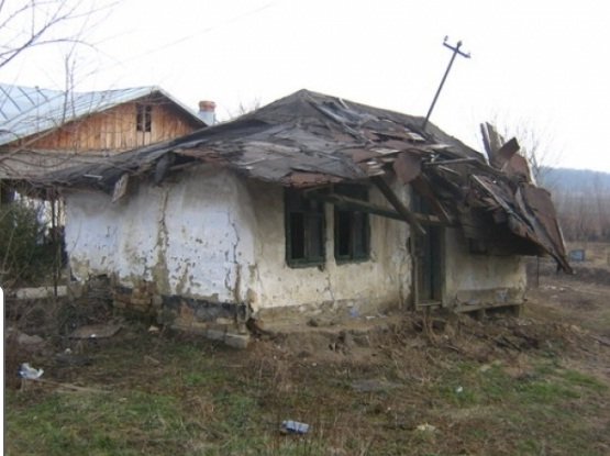 Ce ASCUNDEA o casă bătrânească din Dolj. Oamenii au rămas şocaţi când au văzut CE A IEŞIT DE SUB DĂRÂMĂTURI
