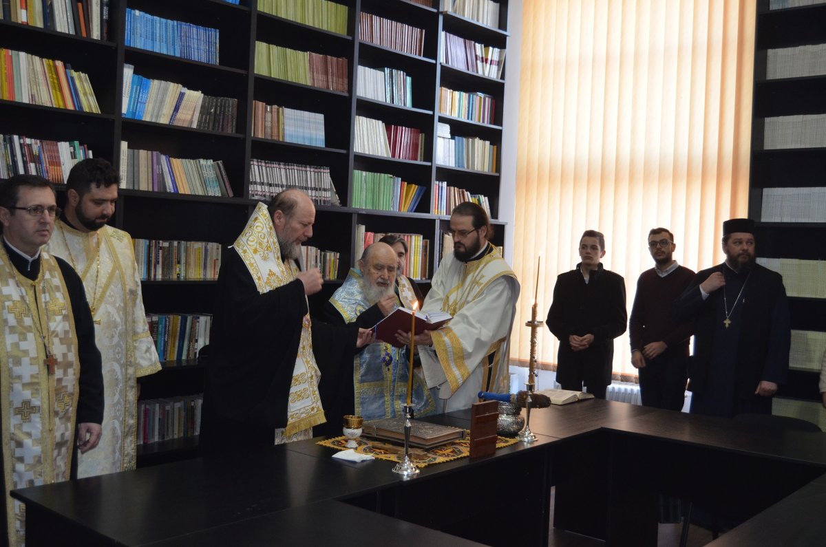 Ierarhii arădeni au inaugurat un nou spațiu al Bibliotecii Facultății de Teologie din Arad
