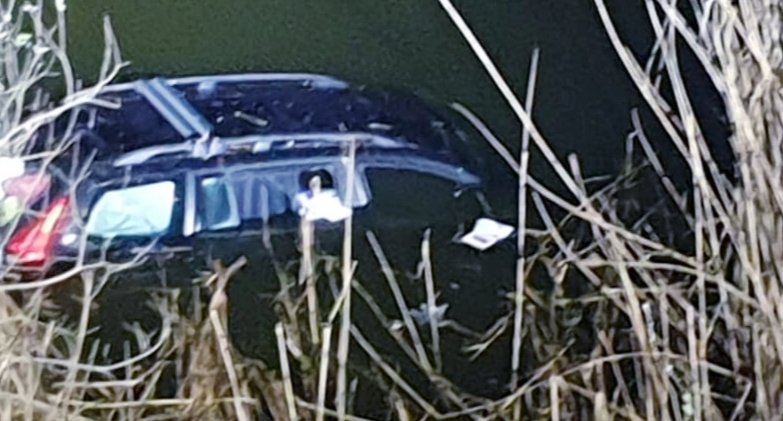 Autoturism căzut în lac la Ghioroc iar șoferul de negăsit