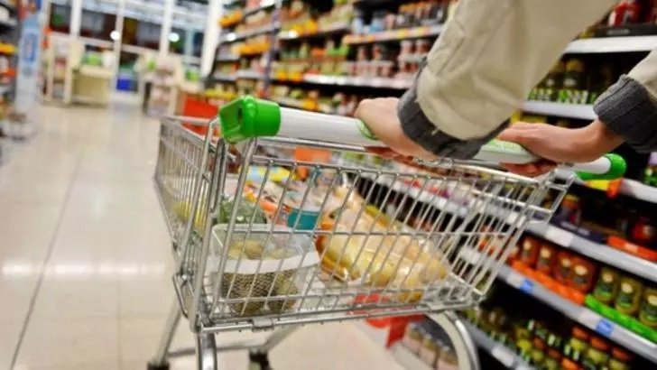 Ministrul Economiei așteaptă ieftinirea alimentelor: Lumea consumă mai puţin, oferta este mai mare decât cererea