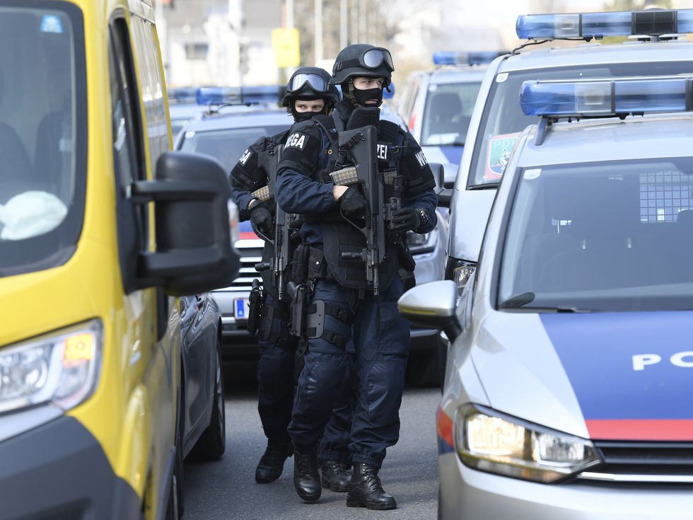 Alertă de atac terorist la Viena; preşedintele a fost dus într-un spaţiu securizat