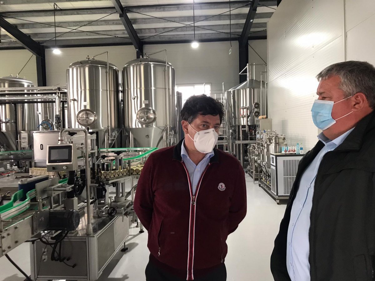 Iustin Cionca în vizită la fabrica de bere din Zimandu Nou 
