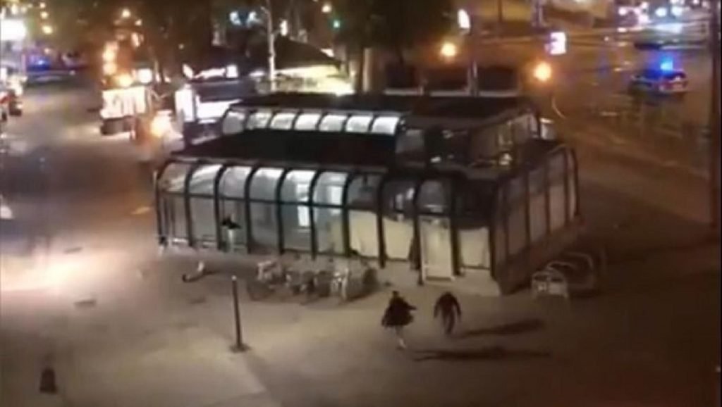 Atac terorist la Viena; unul dintre atacatori s-a aruncat în aer (VIDEO)