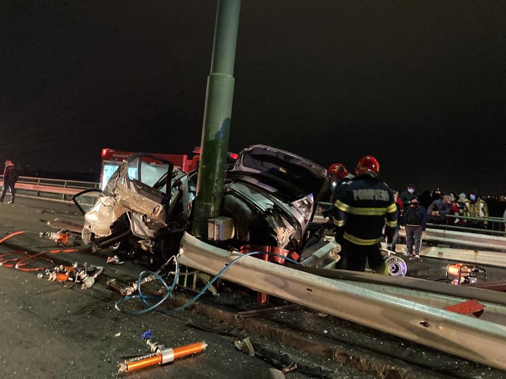 FOTO: Accident cu BMW și trei răniți grav pe pod la Subcetate