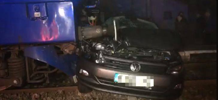 Un autoturism a fost lovit de trenul care circula de la Timișoara spre Lipova