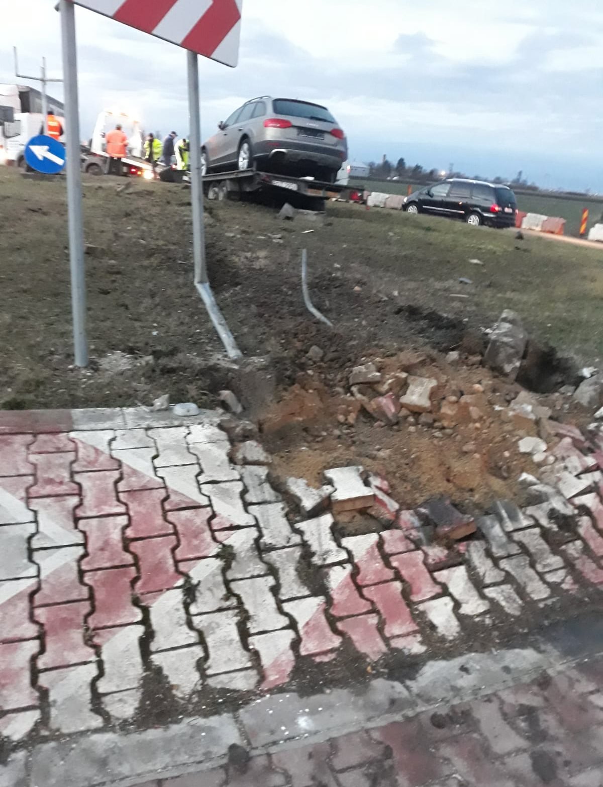 Accident pe DN79: s-a înfipt în sensul giratoriu de la ieșire din Arad spre Oradea