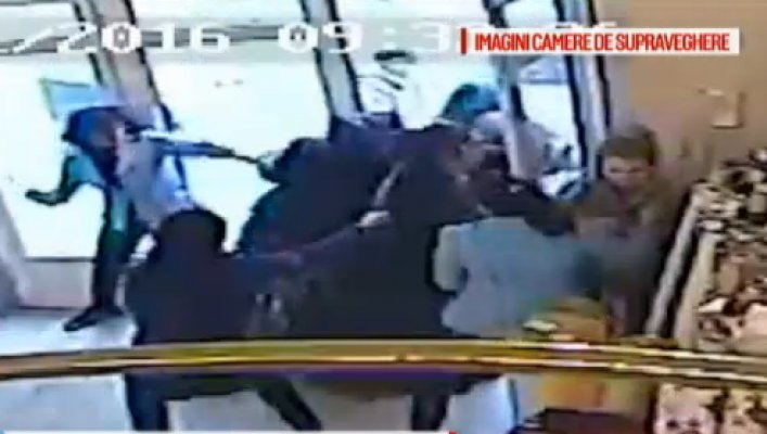 Luptă corp la corp într-un magazin de textile din Arad. Vânzătoarele s-au luat la bătaie cu hoaţele de etnie romă