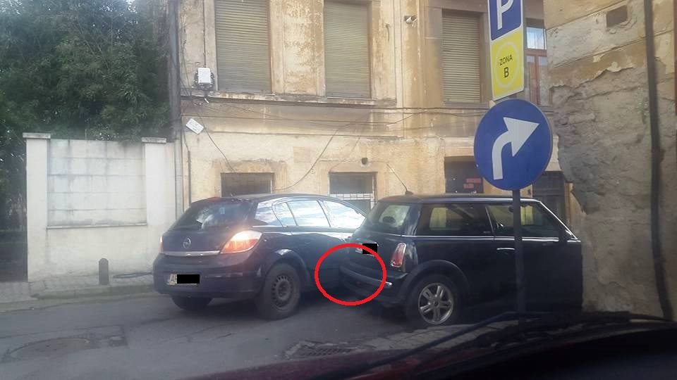 FOTO | Această șoferiță din Arad a lovit de trei ori o mașină pentru a vira la dreapta. Cine e mai vinovat?