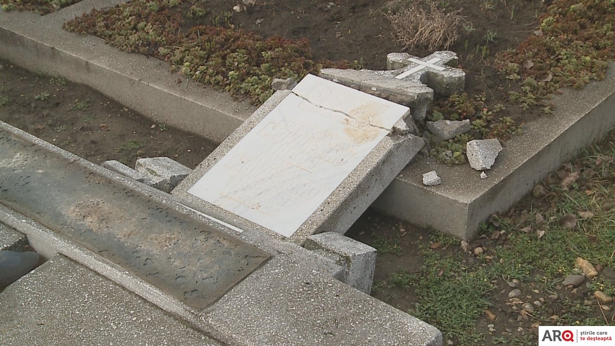 FOTO | Cimitirul din Micălaca a fost VANDALIZAT. Numeroase cruci au fost puse la pământ peste noapte
