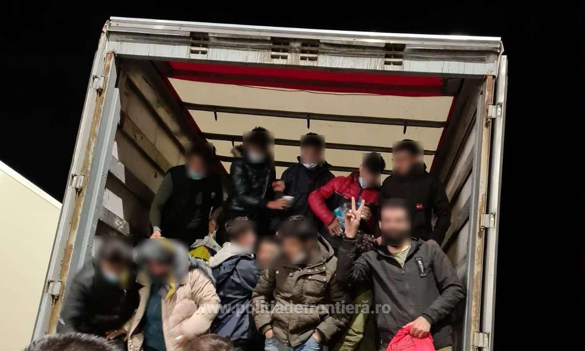 Aproape 50 de migranți au fost depistați ascunși în automarfare sau deplasându-se pe jos, prin câmp (VIDEO)