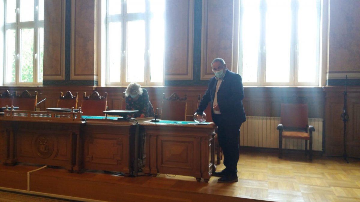 Președintele biroului electoral de circumscripție Zăbrani și locțiitorul acestuia au fost desemnați, în urma tragerii la sorți  (FOTO)