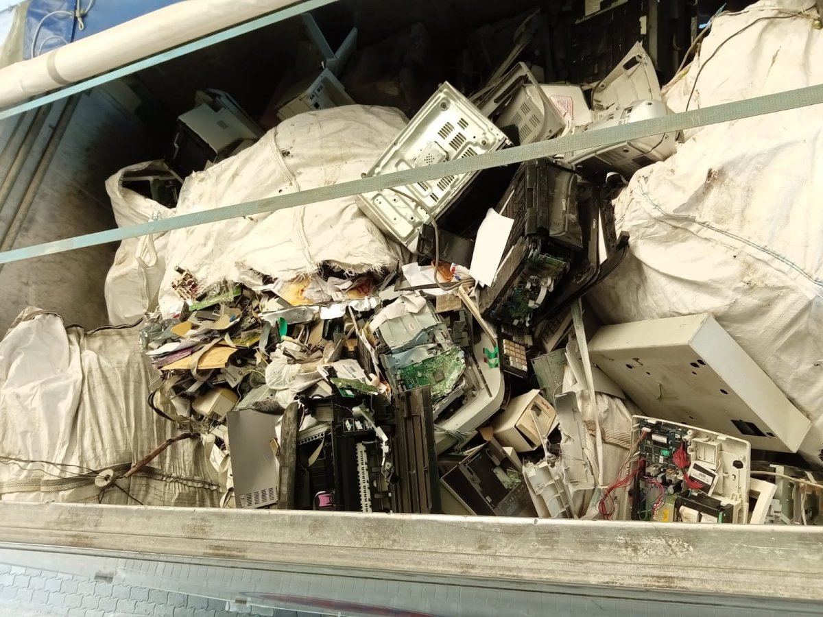 Un automarfar încărcat cu 13 tone de deșeuri a fost oprit la frontiera Vărșand