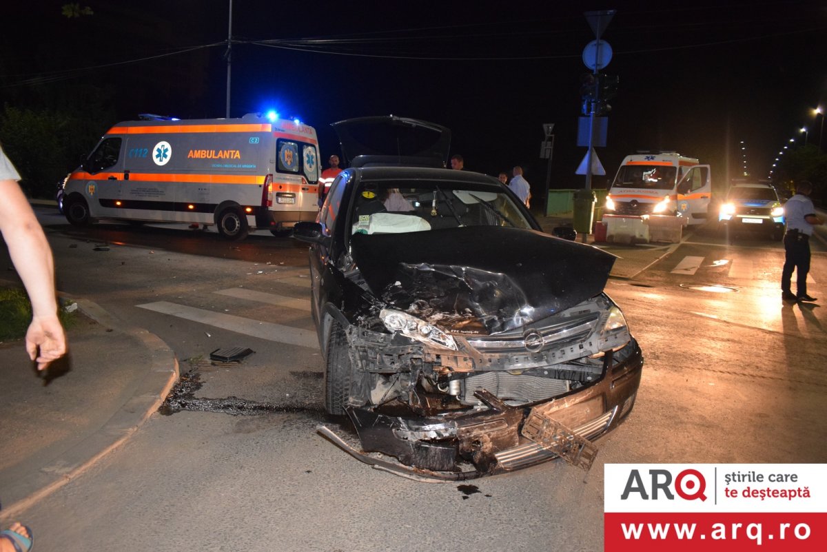 Accident cu Opel contra Chevrolet și trei răniți în intersecție la Colegiul Moise Nicoară