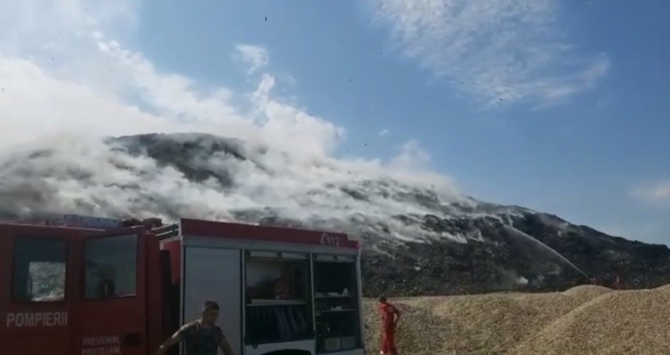 Incendiul de la groapa de gunoi a fost reaprins de vijelie (VIDEO)