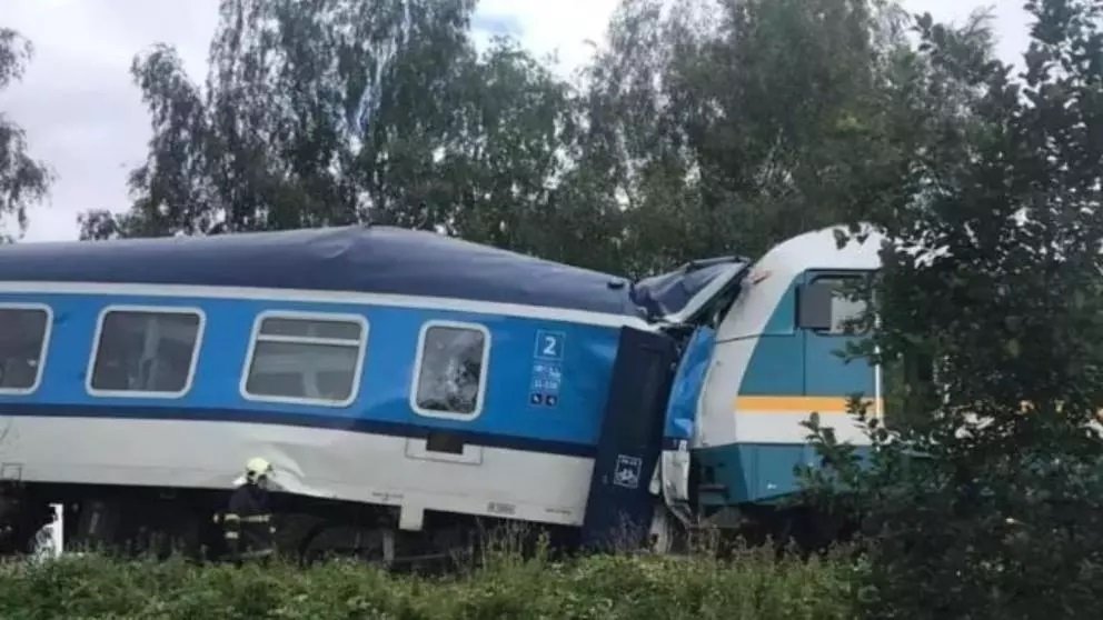 Două trenuri cu pasageri s-au ciocnit frontal - Morți și zeci de răniți raportați de autoritățile din Cehia