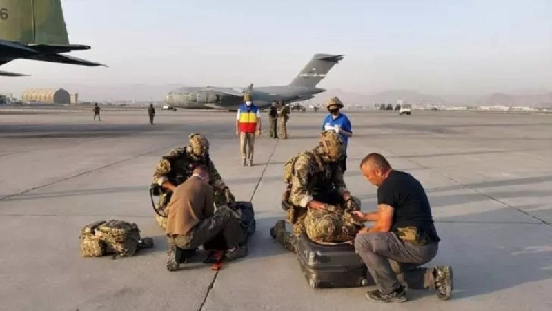 Încă 14 cetățeni români au reușit să treacă de TALIBANI și au fost transferați la Aeroportul din Kabul! Ei așteaptă să se îmbarce spre România