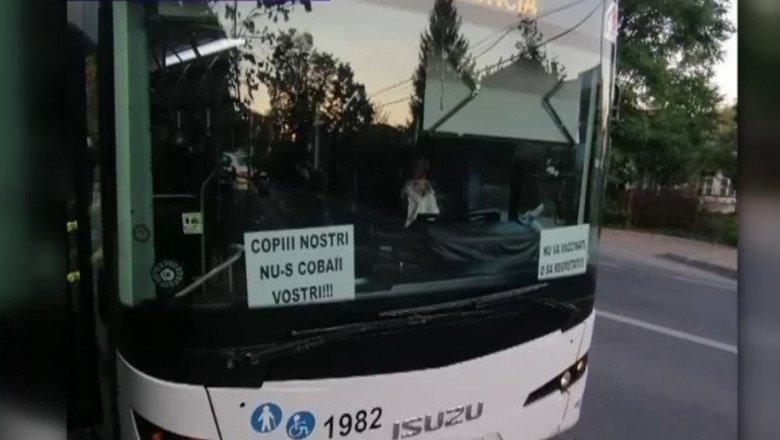 Un șofer de autobuz din Iași a lipit pe mașină afișe antivaccinare. Pentru fapta sa, riscă să rămână fără loc de muncă