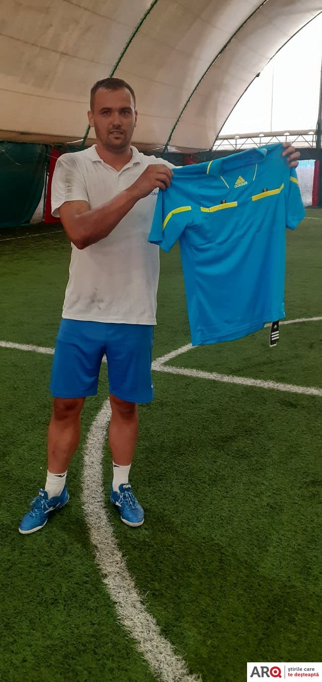 Ovidiu Hațegan a oferit la Repriza de Sport un tricou de arbitru din colecția proprie