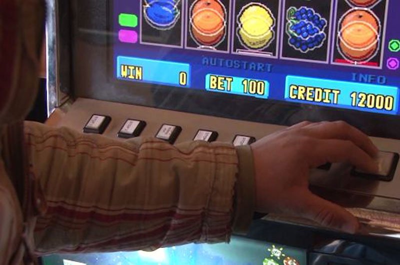 Supărat că pierde la „păcănele”, a distrus un aparat de jocuri de noroc 