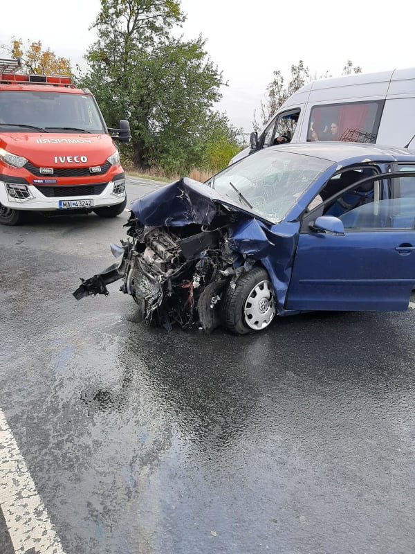 Accident cu două victime pe șoseaua Arad-Oradea, la Zimand Cuz (FOTO) / UPDATE: Cei doi șoferi au ajuns la spital