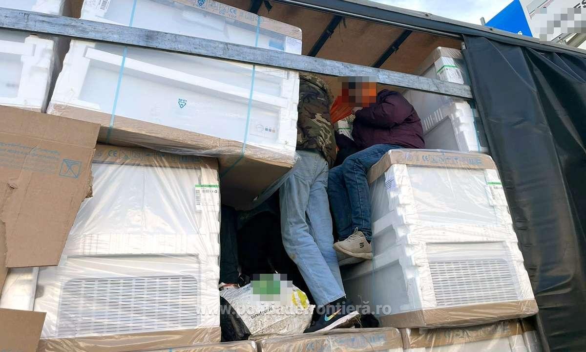 Douăzeci și șase de migranţi, ascunşi într-un camion încărcat cu frigidere