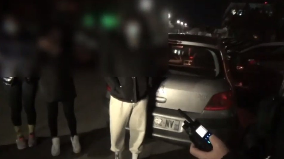 Patru bucureșteni care figurau în carantină au fost depistați de jandarmi în Arad (VIDEO)