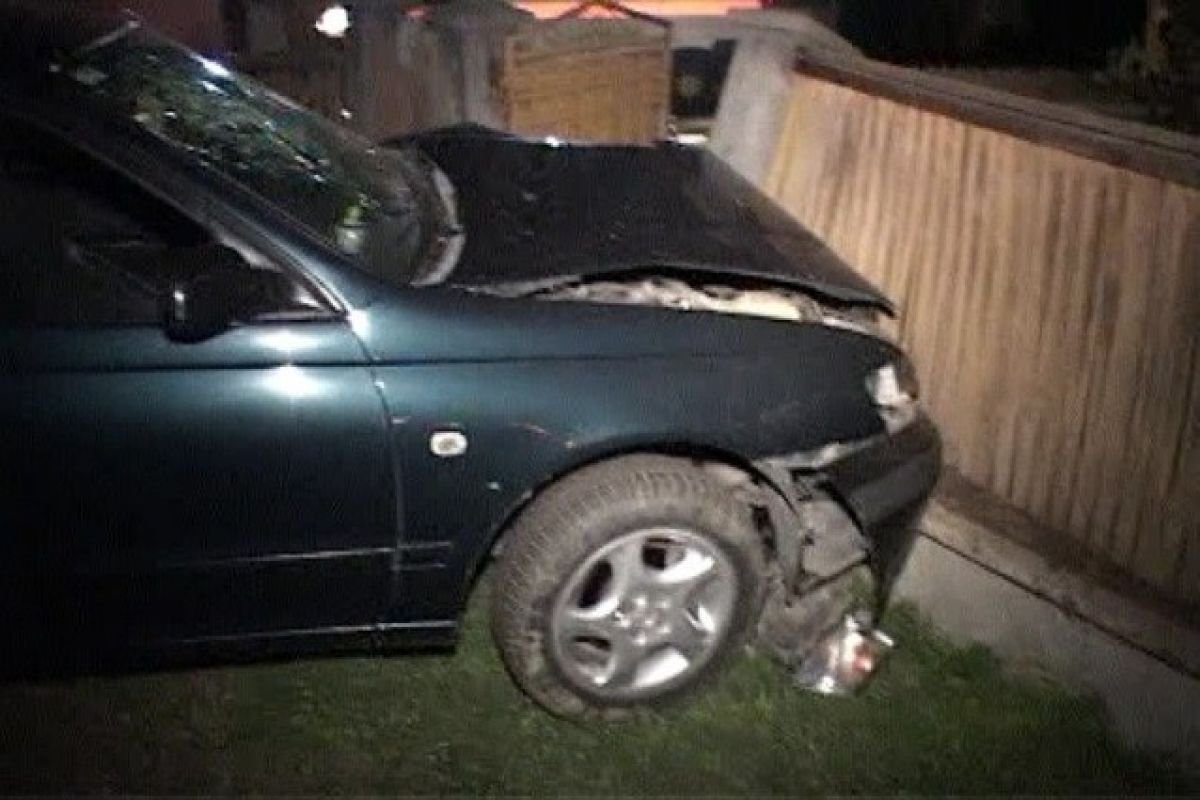O șoferiță beată criță a intrat în poarta unui imobil din Subcetate