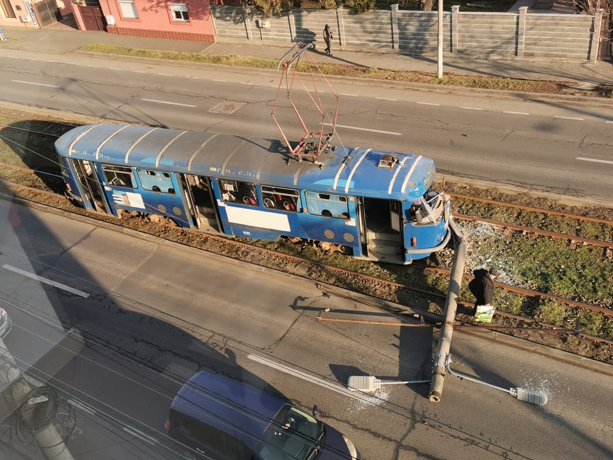 Un tramvai a deraiat pe Calea Radnei și a pus la pământ un stâlp